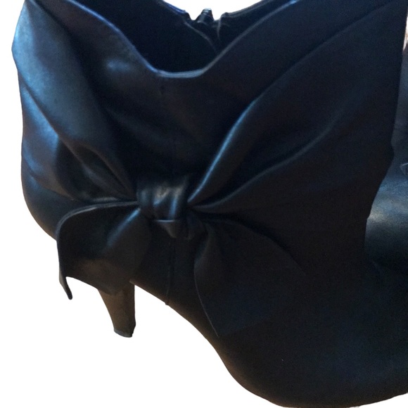 EUC Gianni Bini Zip-up Black Leather Booties with sexy bow on each side - Picture 8 of 11